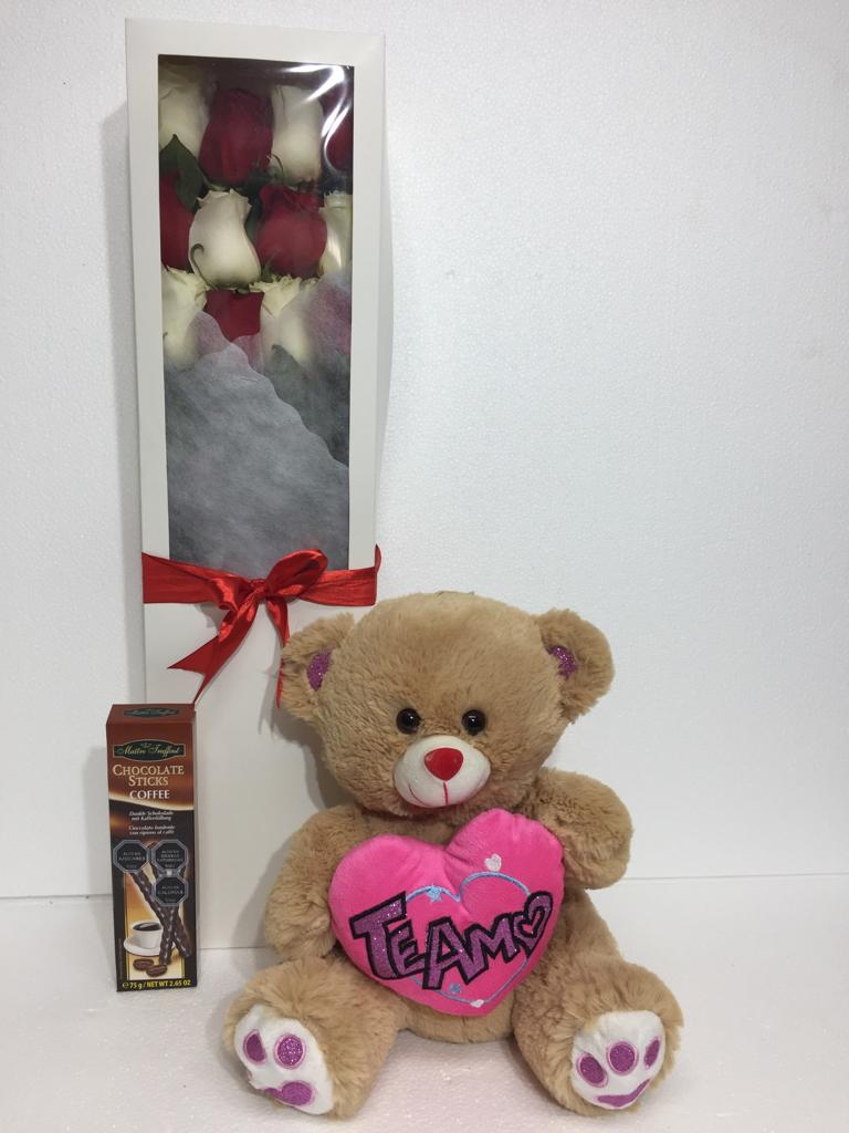 Caja de 12 Rosas ms Palitos de Chocolate 75 Grs y Peluche con corazn 30cm